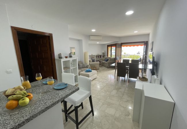 Apartment in La Herradura - 2 bedroom apartment next to the sea with great views and communal pool Apartment in La Herradura - 2 bedroom apartment next to the sea with great views and communal pool