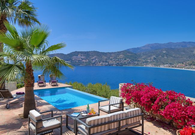 Villa/Dettached house in La Herradura - Fabulous 4 bedroom villa with private pool and amazing views of the bay