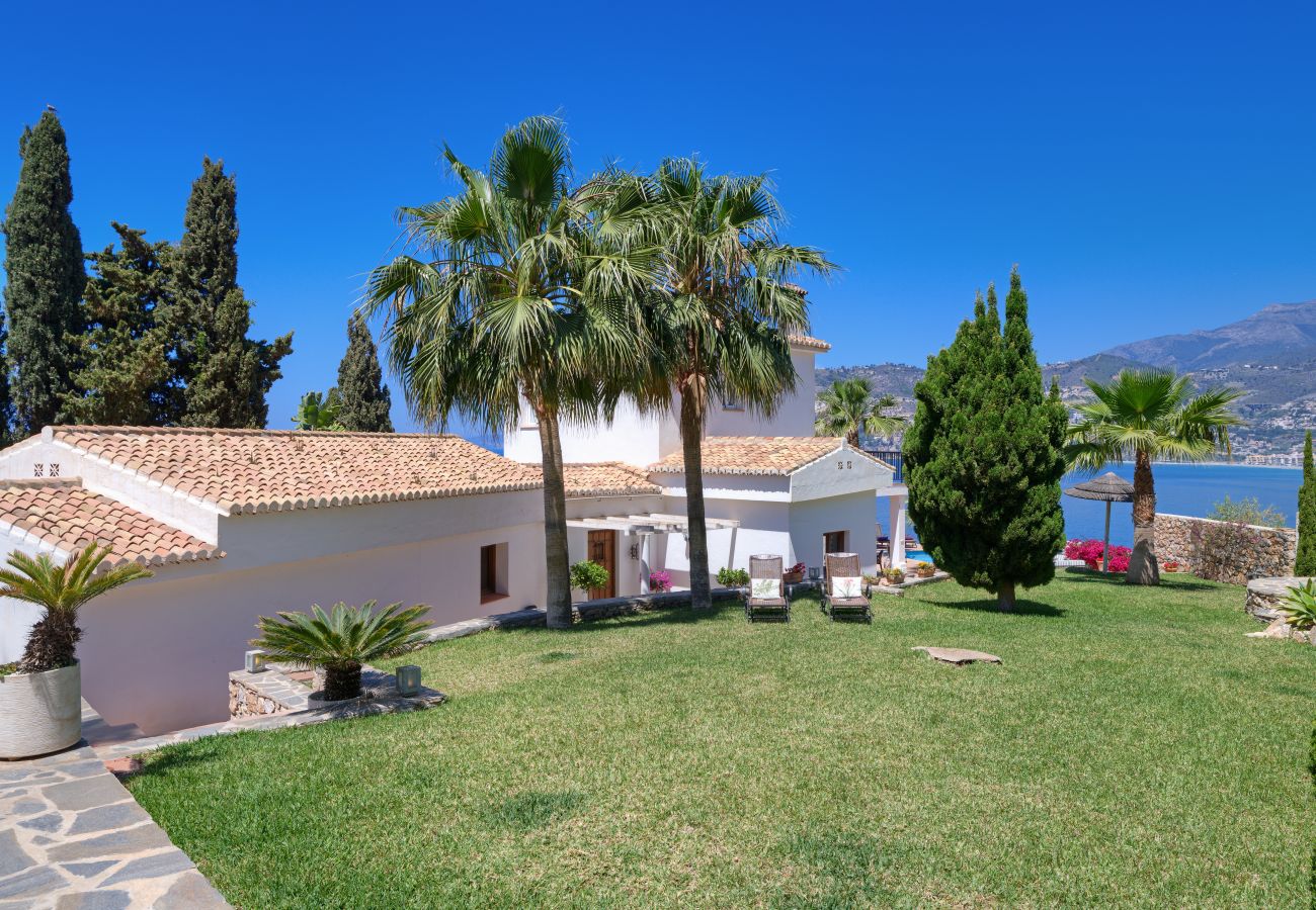 Villa in La Herradura - Fabulous 4 bedroom villa with private pool and amazing views of the bay