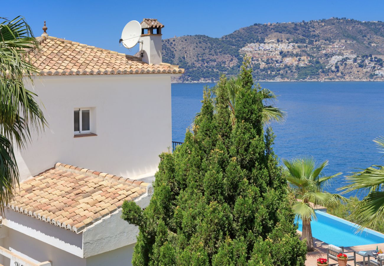 Villa in La Herradura - Fabulous 4 bedroom villa with private pool and amazing views of the bay