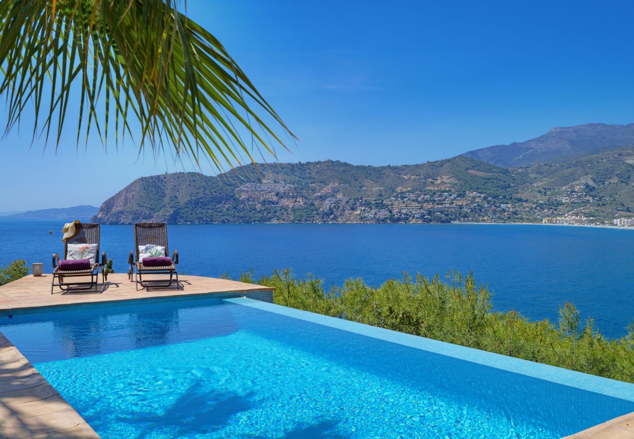 Villa in La Herradura - Fabulous 4 bedroom villa with private pool and amazing views of the bay