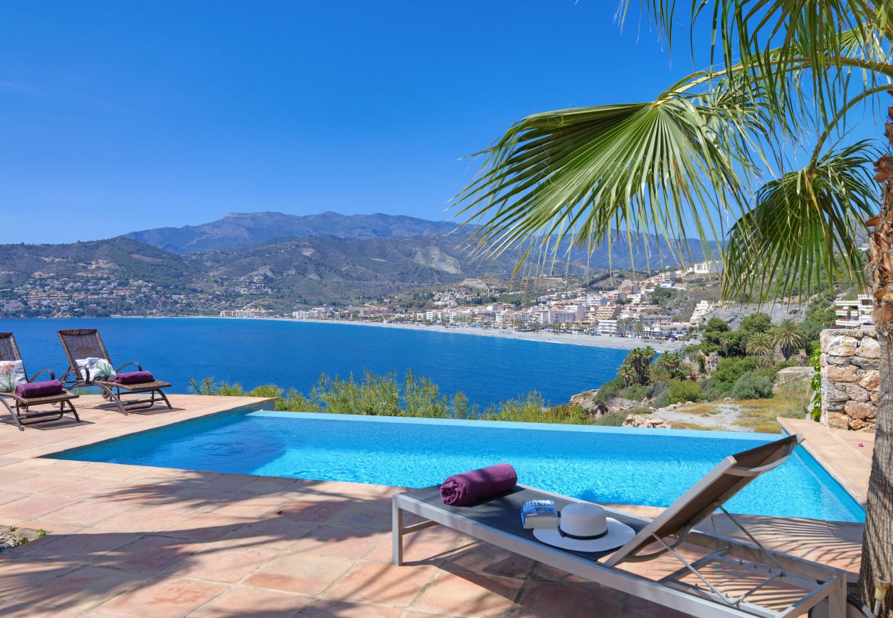 Villa in La Herradura - Fabulous 4 bedroom villa with private pool and amazing views of the bay