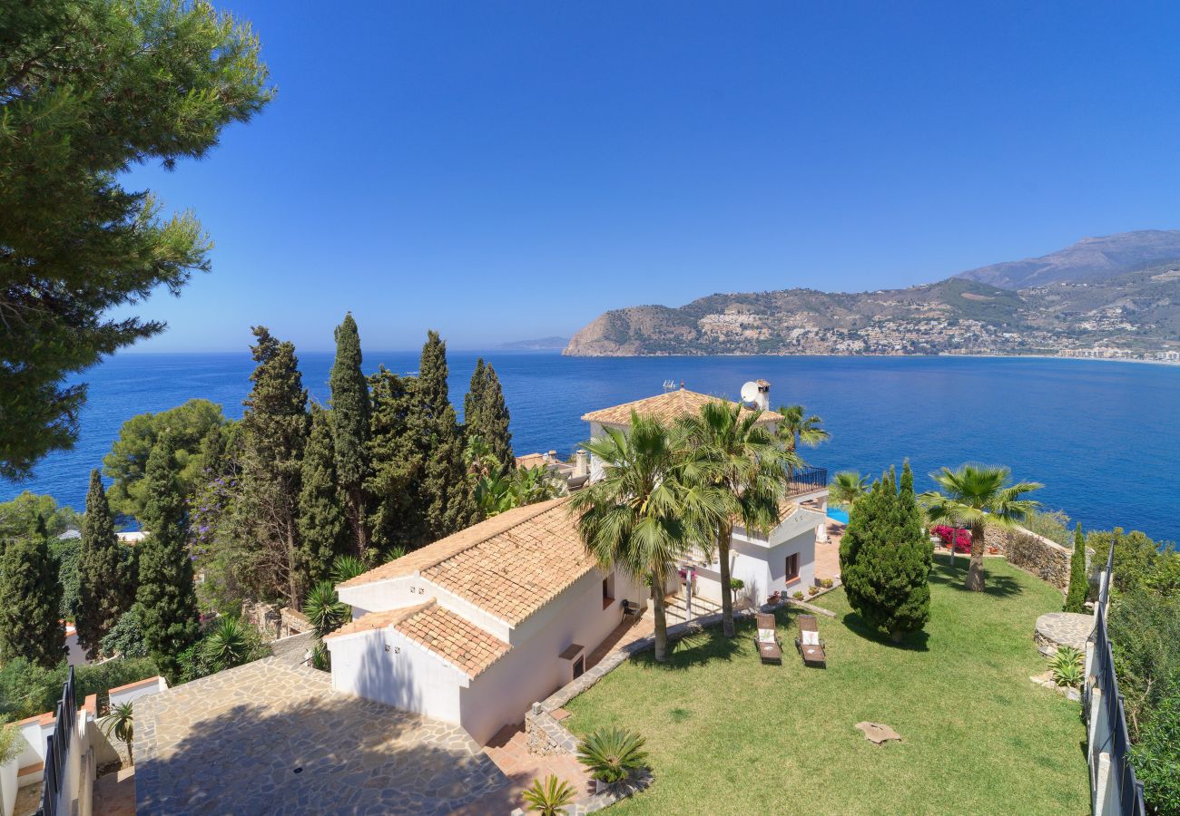 Villa in La Herradura - Fabulous 4 bedroom villa with private pool and amazing views of the bay