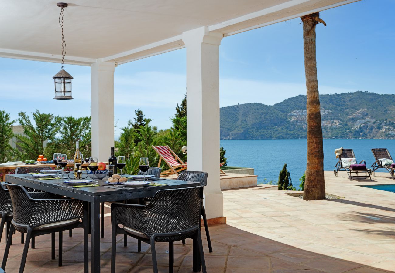 Villa in La Herradura - Fabulous 4 bedroom villa with private pool and amazing views of the bay