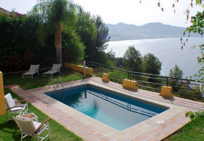 Villa/Dettached house in La Herradura - Lovely 3 bedroom house with stunning views and private pool