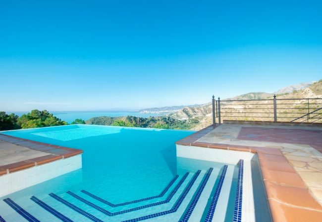 Villa/Dettached house in La Herradura - Breathtaking 5 bedroom, 5 bathroom villa with stunning views and infinity swimming pool.
