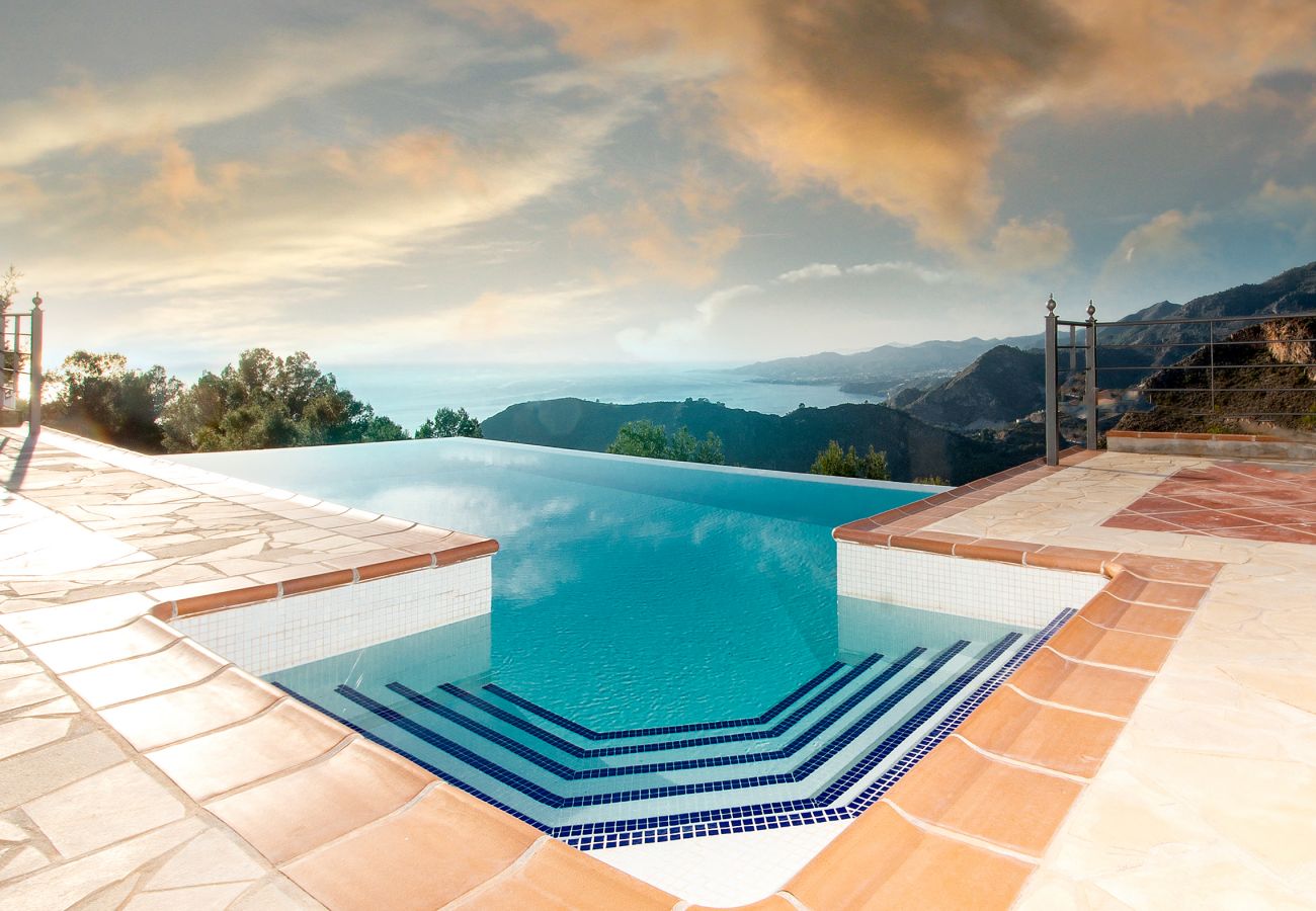 Villa in La Herradura - Breathtaking 5 bedroom, 5 bathroom villa with stunning views and infinity swimming pool.