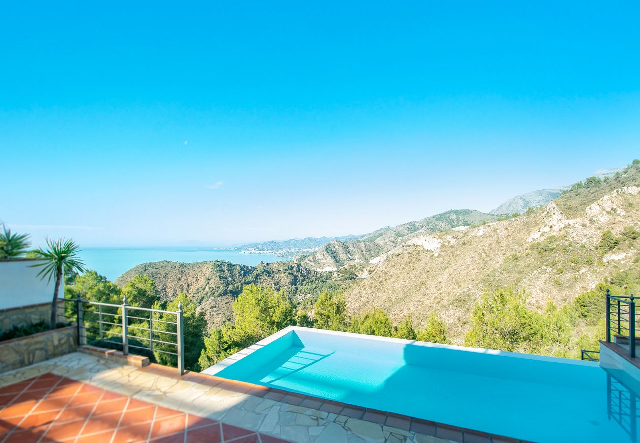 Villa in La Herradura - Breathtaking 5 bedroom, 5 bathroom villa with stunning views and infinity swimming pool.