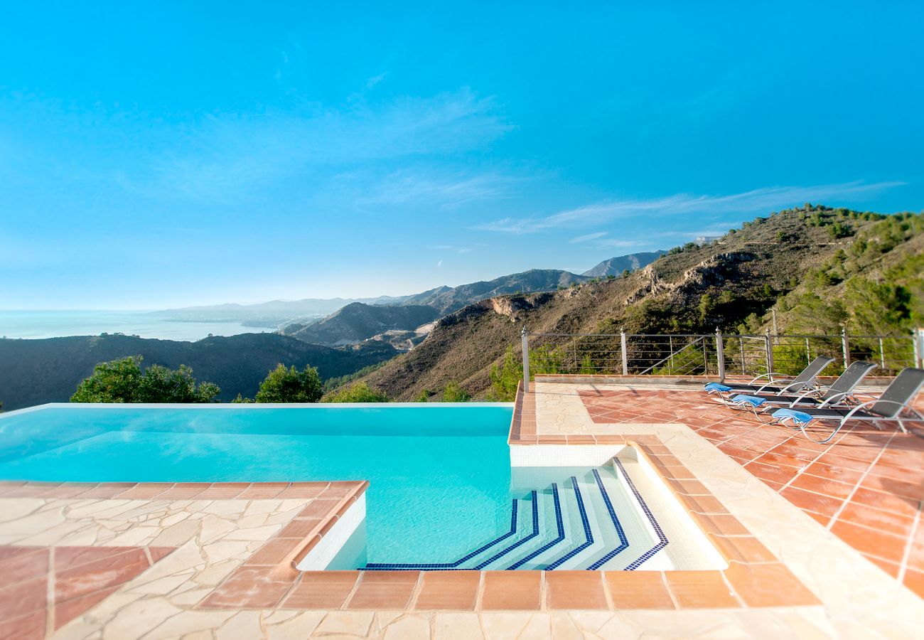 Villa in La Herradura - Breathtaking 5 bedroom, 5 bathroom villa with stunning views and infinity swimming pool.