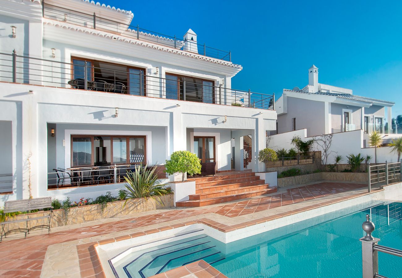 Villa in La Herradura - Breathtaking 5 bedroom, 5 bathroom villa with stunning views and infinity swimming pool.