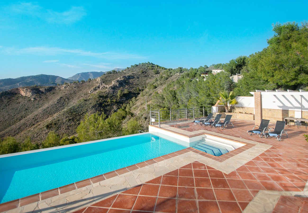 Villa in La Herradura - Breathtaking 5 bedroom, 5 bathroom villa with stunning views and infinity swimming pool.