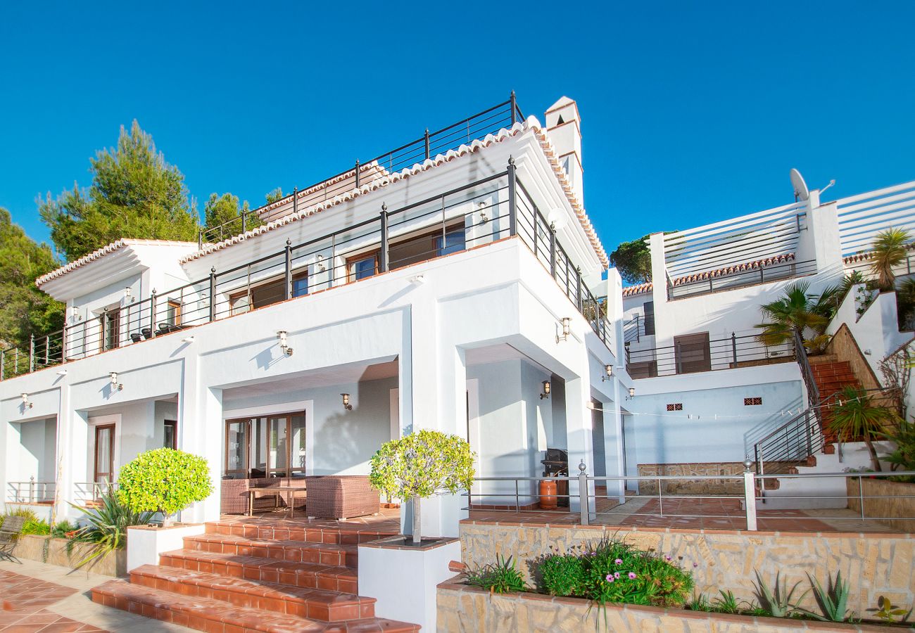 Villa in La Herradura - Breathtaking 5 bedroom, 5 bathroom villa with stunning views and infinity swimming pool.