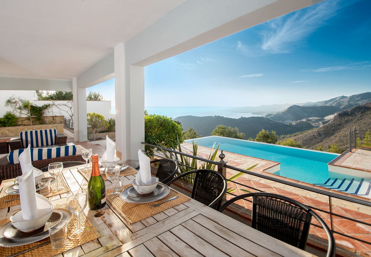 Villa in La Herradura - Breathtaking 5 bedroom, 5 bathroom villa with stunning views and infinity swimming pool.