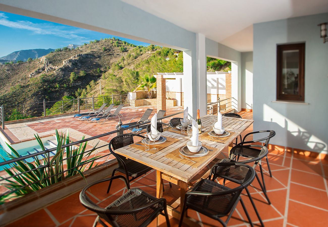 Villa in La Herradura - Breathtaking 5 bedroom, 5 bathroom villa with stunning views and infinity swimming pool.