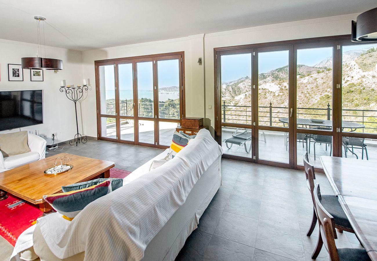 Villa in La Herradura - Breathtaking 5 bedroom, 5 bathroom villa with stunning views and infinity swimming pool.