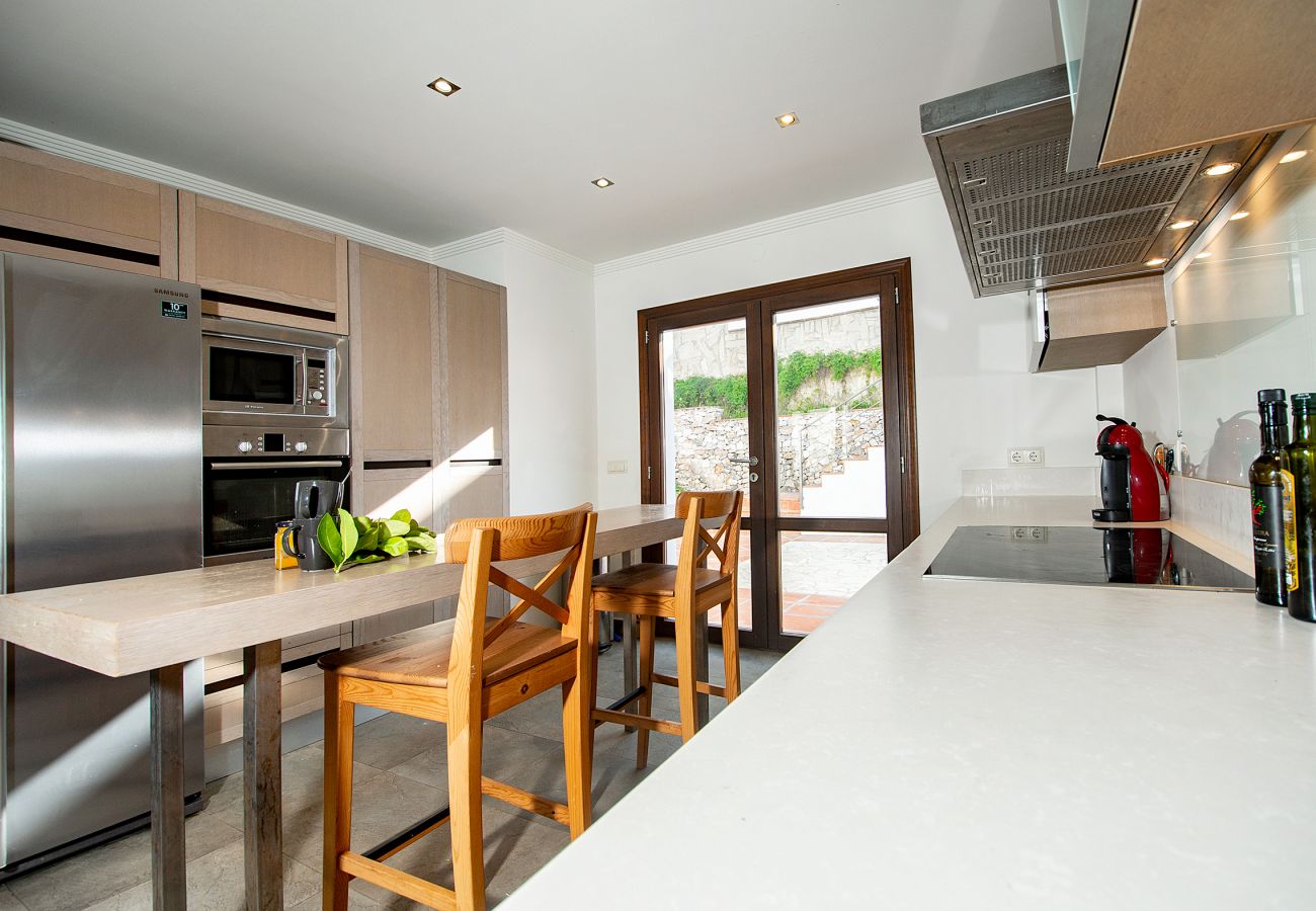 Villa in La Herradura - Breathtaking 5 bedroom, 5 bathroom villa with stunning views and infinity swimming pool.