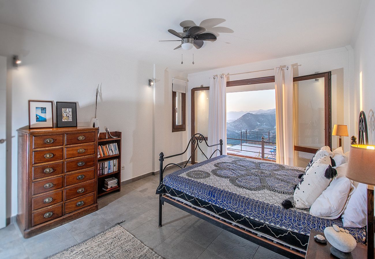 Villa in La Herradura - Breathtaking 5 bedroom, 5 bathroom villa with stunning views and infinity swimming pool.