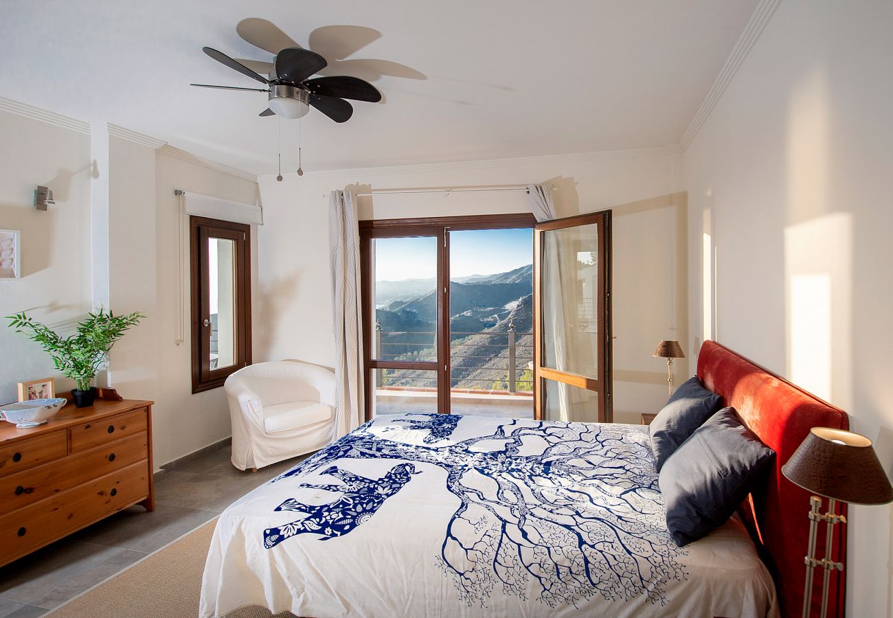 Villa in La Herradura - Breathtaking 5 bedroom, 5 bathroom villa with stunning views and infinity swimming pool.