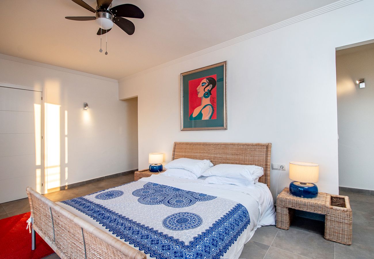 Villa in La Herradura - Breathtaking 5 bedroom, 5 bathroom villa with stunning views and infinity swimming pool.