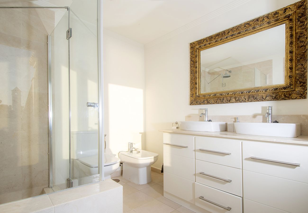 Villa in La Herradura - Breathtaking 5 bedroom, 5 bathroom villa with stunning views and infinity swimming pool.
