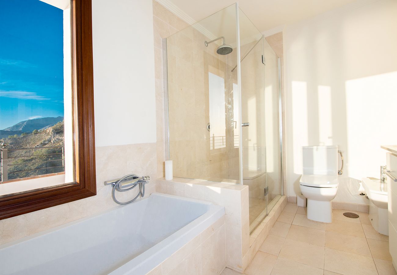 Villa in La Herradura - Breathtaking 5 bedroom, 5 bathroom villa with stunning views and infinity swimming pool.