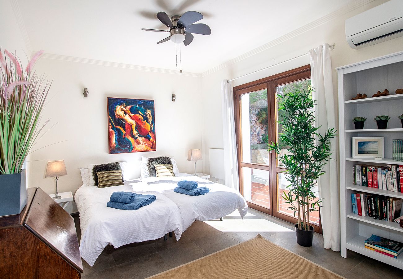 Villa in La Herradura - Breathtaking 5 bedroom, 5 bathroom villa with stunning views and infinity swimming pool.