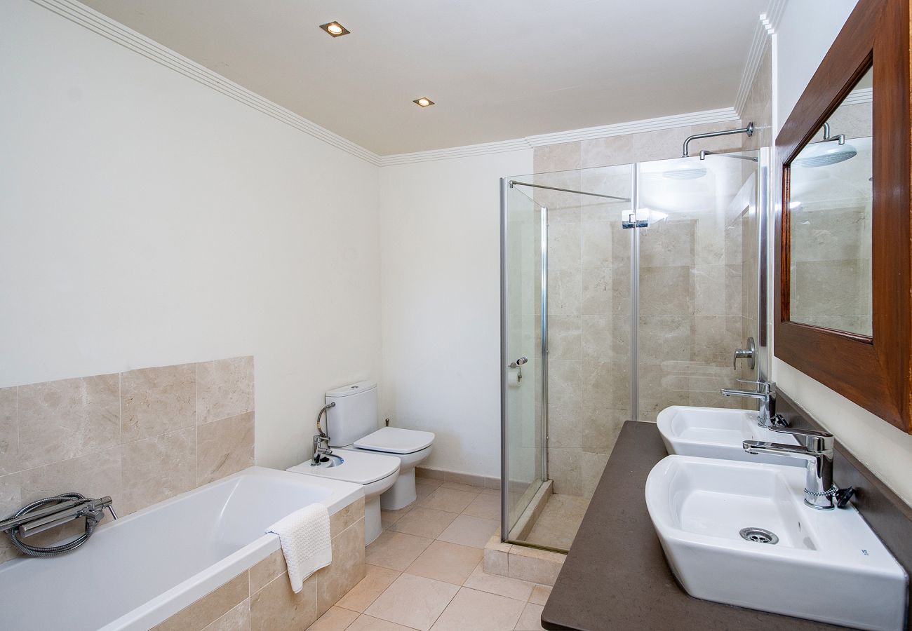 Villa in La Herradura - Breathtaking 5 bedroom, 5 bathroom villa with stunning views and infinity swimming pool.