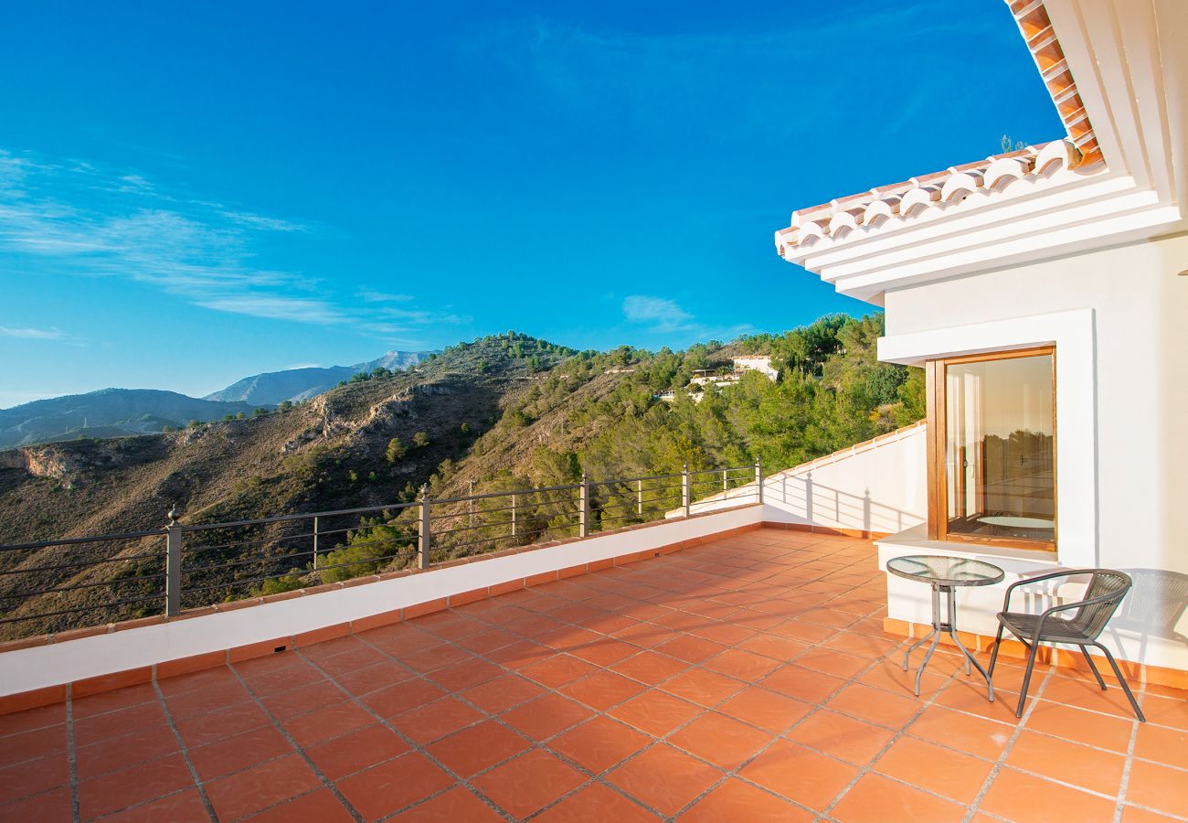 Villa in La Herradura - Breathtaking 5 bedroom, 5 bathroom villa with stunning views and infinity swimming pool.