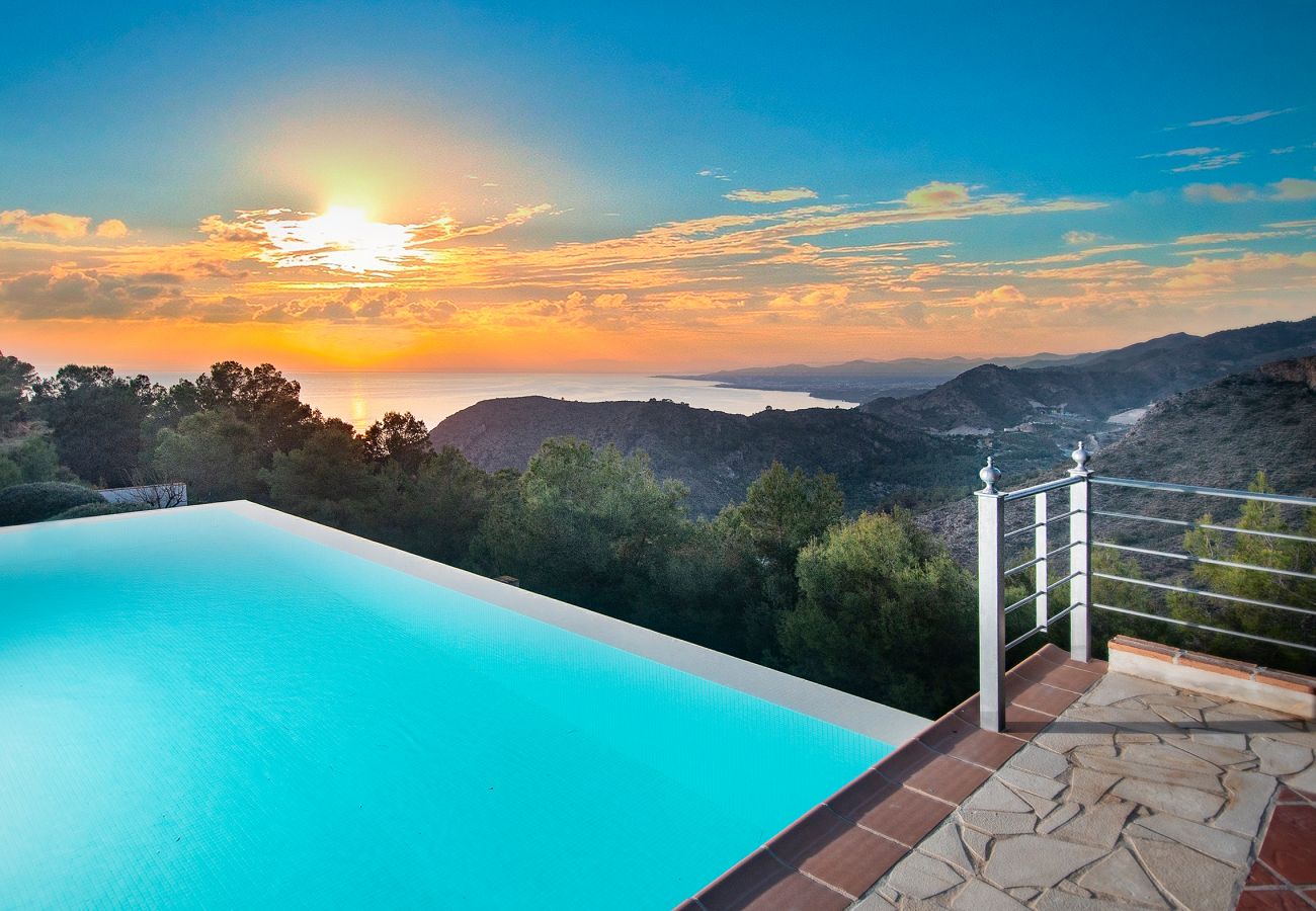 Villa in La Herradura - Breathtaking 5 bedroom, 5 bathroom villa with stunning views and infinity swimming pool.
