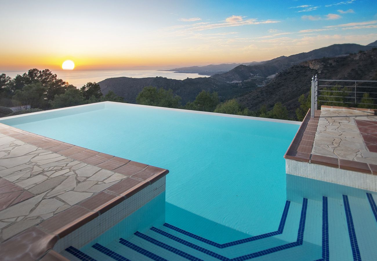 Villa in La Herradura - Breathtaking 5 bedroom, 5 bathroom villa with stunning views and infinity swimming pool.