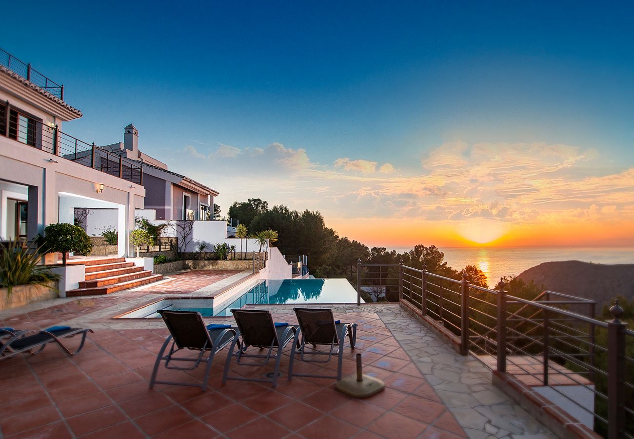 Villa in La Herradura - Breathtaking 5 bedroom, 5 bathroom villa with stunning views and infinity swimming pool.