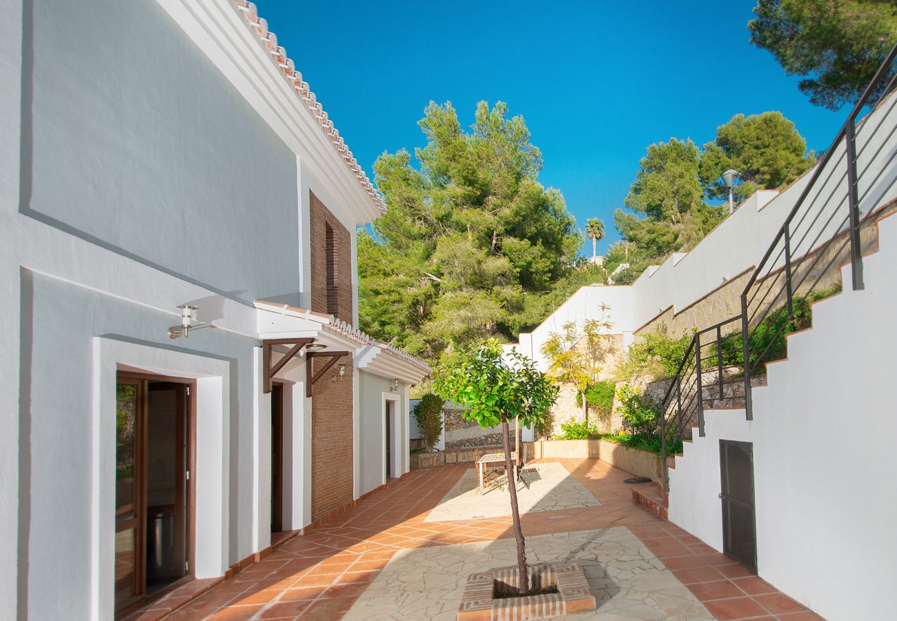 Villa in La Herradura - Breathtaking 5 bedroom, 5 bathroom villa with stunning views and infinity swimming pool.