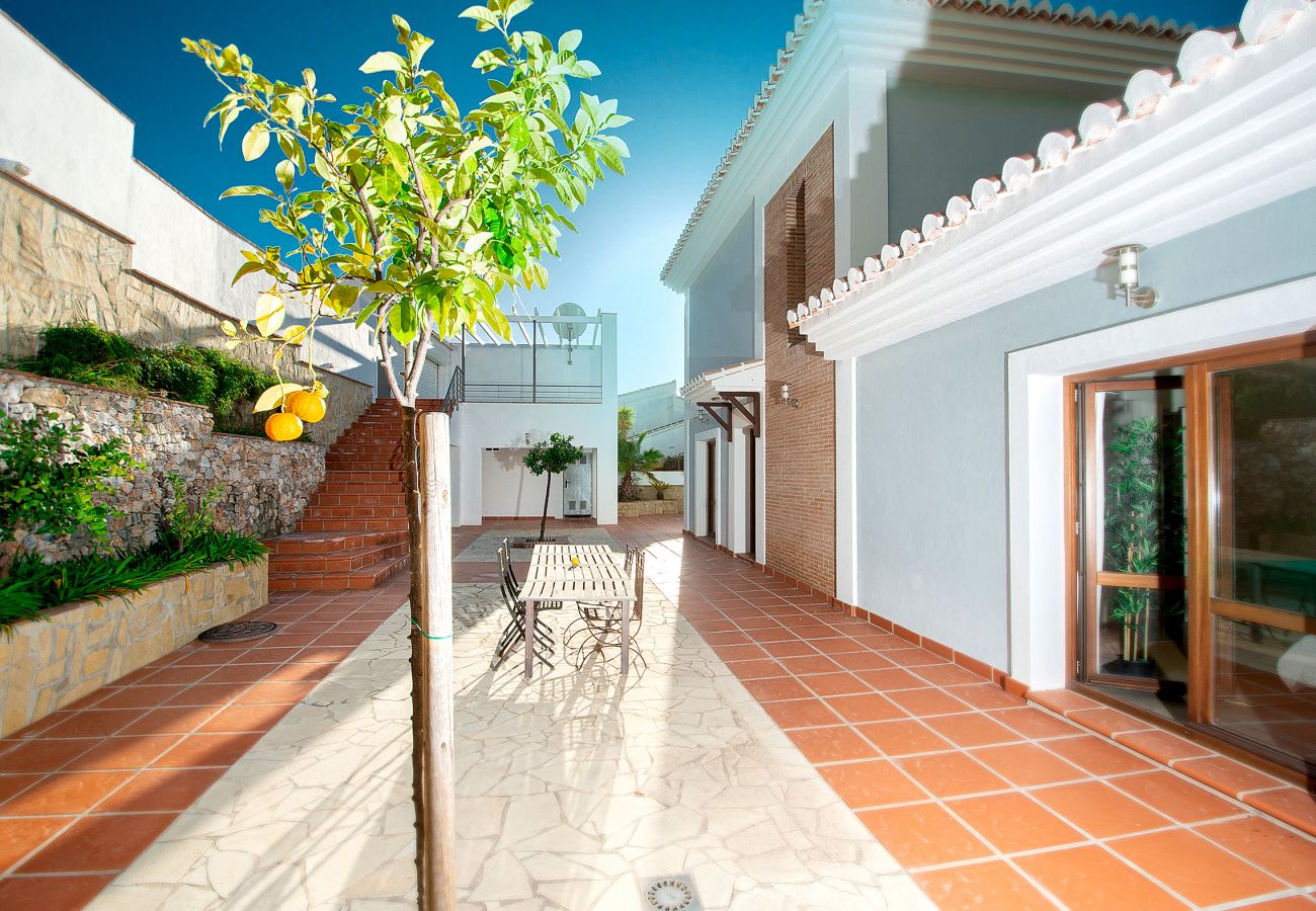 Villa in La Herradura - Breathtaking 5 bedroom, 5 bathroom villa with stunning views and infinity swimming pool.
