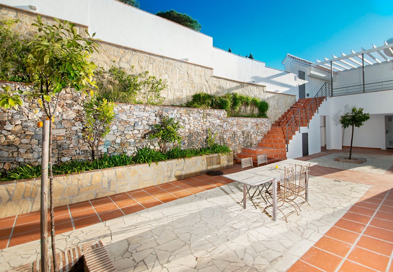 Villa in La Herradura - Breathtaking 5 bedroom, 5 bathroom villa with stunning views and infinity swimming pool.