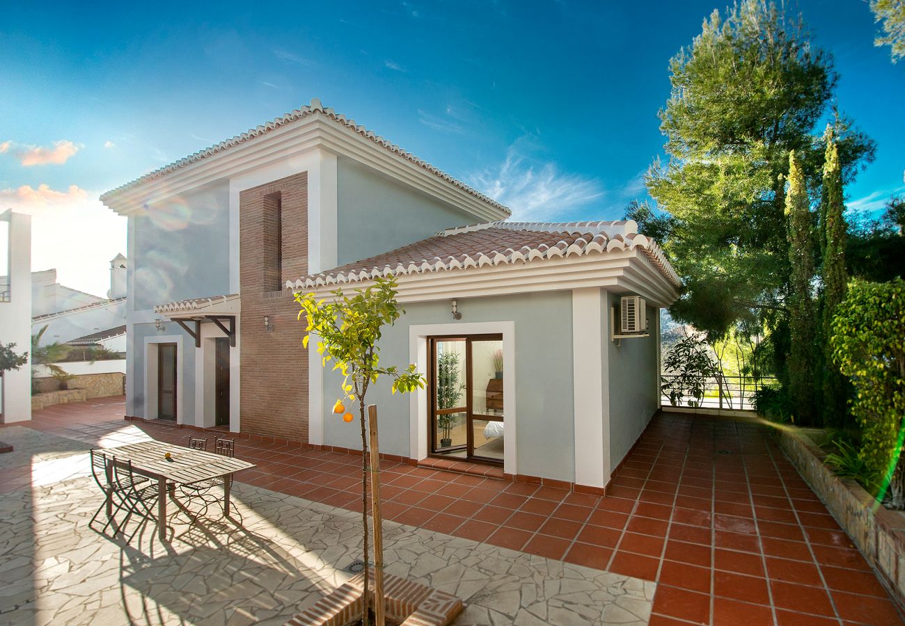 Villa in La Herradura - Breathtaking 5 bedroom, 5 bathroom villa with stunning views and infinity swimming pool.