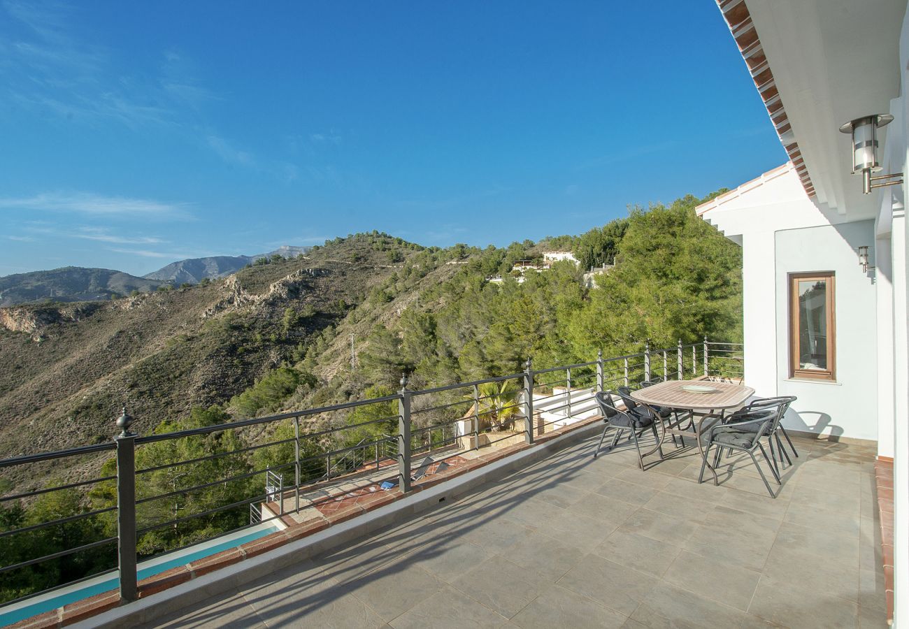 Villa in La Herradura - Breathtaking 5 bedroom, 5 bathroom villa with stunning views and infinity swimming pool.