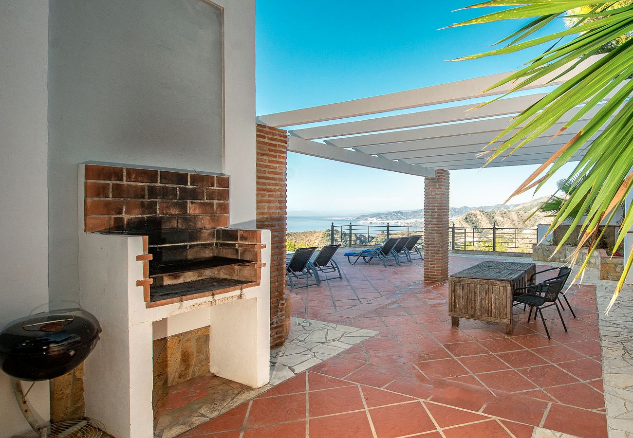 Villa in La Herradura - Breathtaking 5 bedroom, 5 bathroom villa with stunning views and infinity swimming pool.