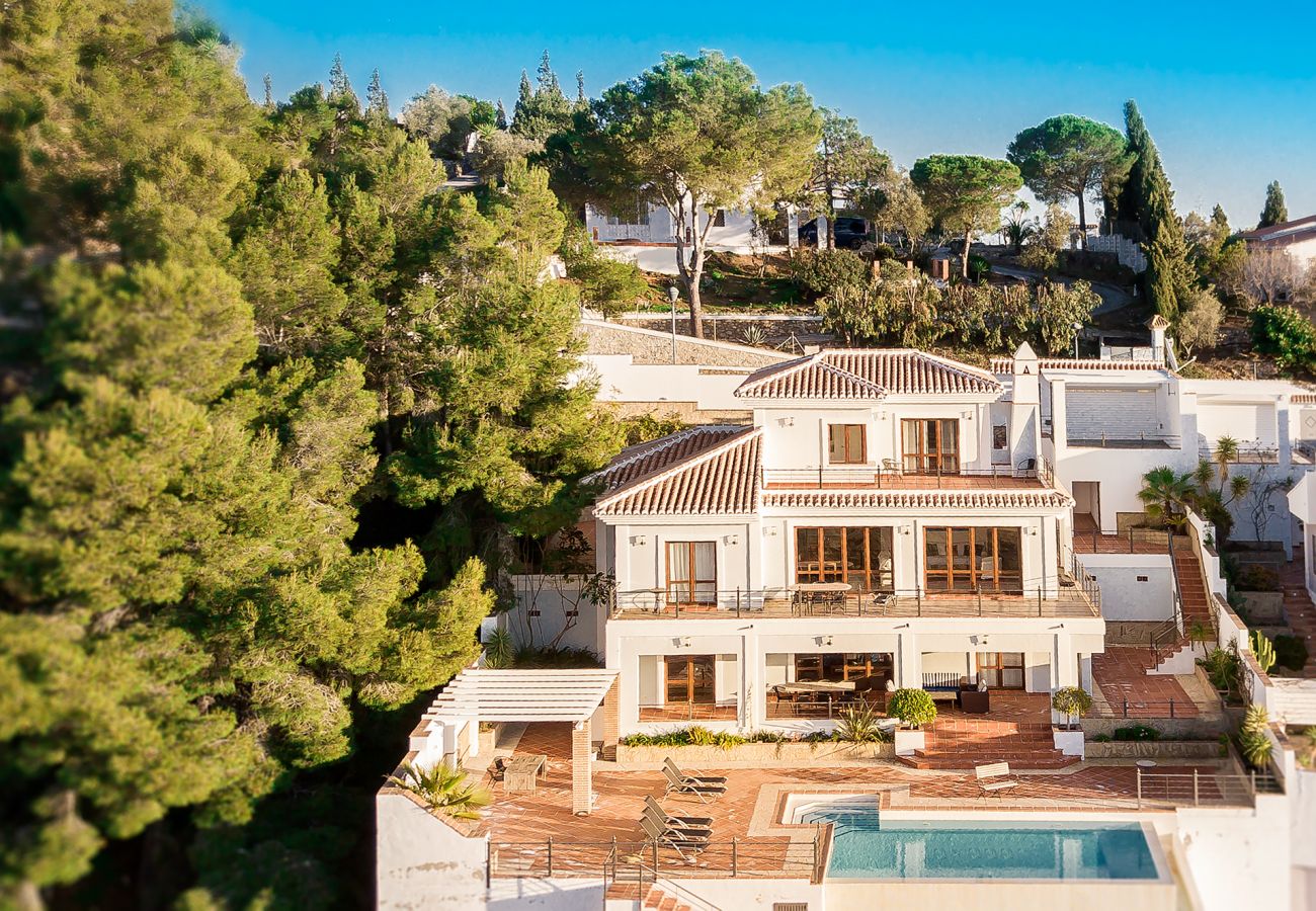 Villa in La Herradura - Breathtaking 5 bedroom, 5 bathroom villa with stunning views and infinity swimming pool.
