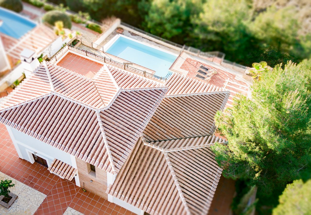 Villa in La Herradura - Breathtaking 5 bedroom, 5 bathroom villa with stunning views and infinity swimming pool.