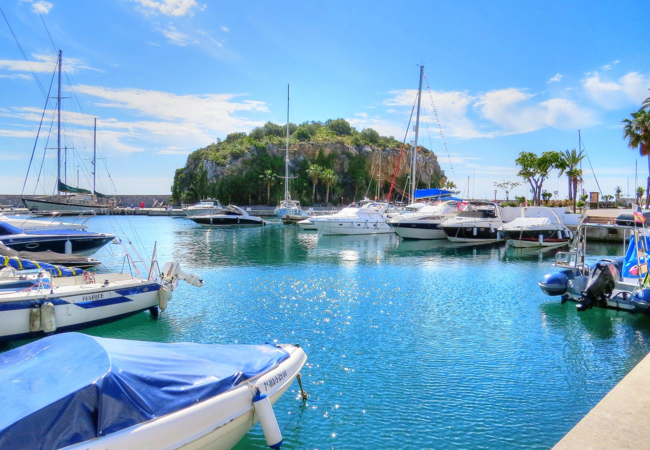 Villa in La Herradura - Breathtaking 5 bedroom, 5 bathroom villa with stunning views and infinity swimming pool.