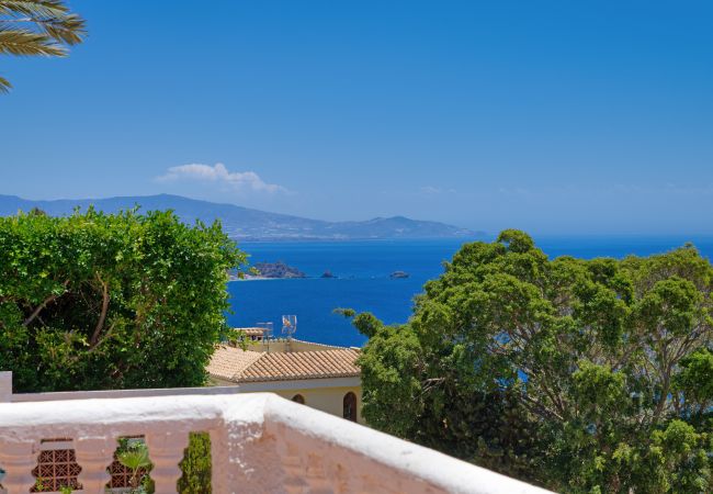 Villa in La Herradura - Lovely 6 bedroom traditional Spanish House with stunning views and private heated pool Villa in La Herradura - Lovely 6 bedroom traditional Spanish House with stunning views and private heated pool