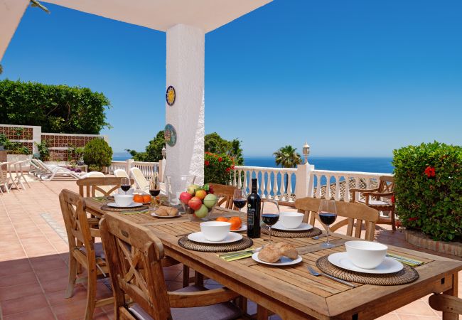 Villa in La Herradura - Lovely 6 bedroom traditional Spanish House with stunning views and private heated pool Villa in La Herradura - Lovely 6 bedroom traditional Spanish House with stunning views and private heated pool