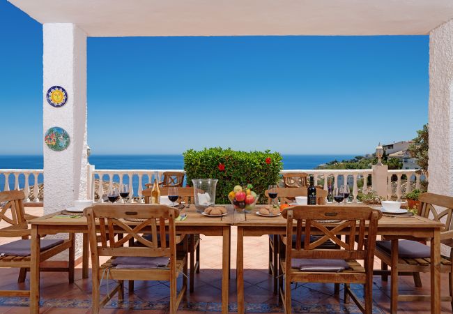 Villa in La Herradura - Lovely 6 bedroom traditional Spanish House with stunning views and private heated pool