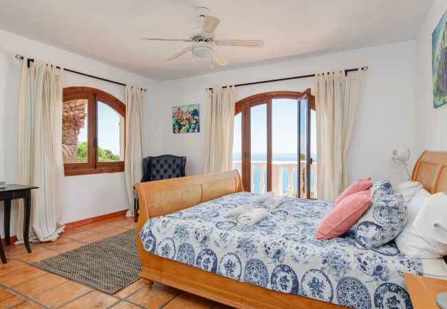Villa in La Herradura - Lovely 6 bedroom traditional Spanish House with stunning views and private heated pool Villa in La Herradura - Lovely 6 bedroom traditional Spanish House with stunning views and private heated pool