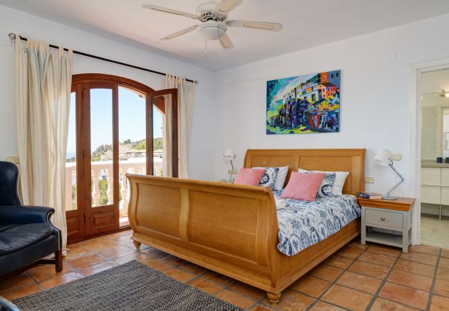 Villa in La Herradura - Lovely 6 bedroom traditional Spanish House with stunning views and private heated pool Villa in La Herradura - Lovely 6 bedroom traditional Spanish House with stunning views and private heated pool