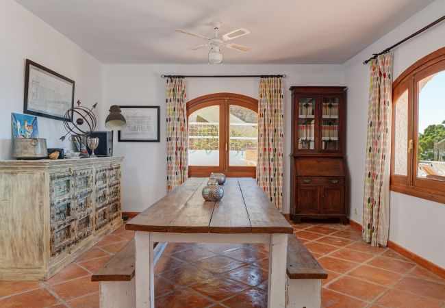 Villa in La Herradura - Lovely 6 bedroom traditional Spanish House with stunning views and private heated pool