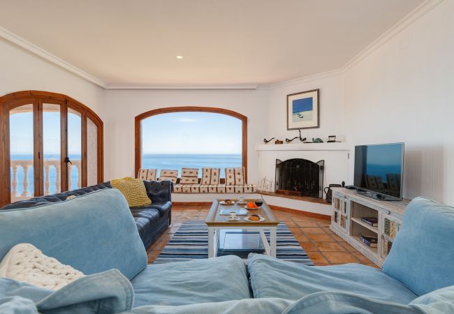 Villa in La Herradura - Lovely 6 bedroom traditional Spanish House with stunning views and private heated pool Villa in La Herradura - Lovely 6 bedroom traditional Spanish House with stunning views and private heated pool