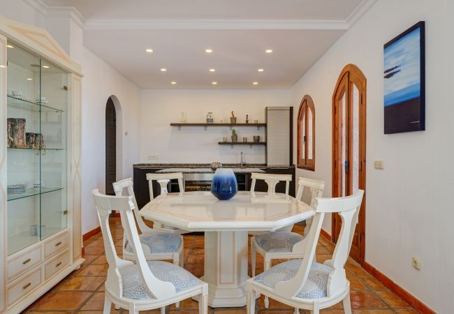 Villa in La Herradura - Lovely 6 bedroom traditional Spanish House with stunning views and private heated pool Villa in La Herradura - Lovely 6 bedroom traditional Spanish House with stunning views and private heated pool