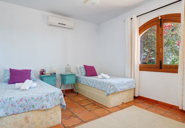 Villa in La Herradura - Lovely 6 bedroom traditional Spanish House with stunning views and private heated pool Villa in La Herradura - Lovely 6 bedroom traditional Spanish House with stunning views and private heated pool
