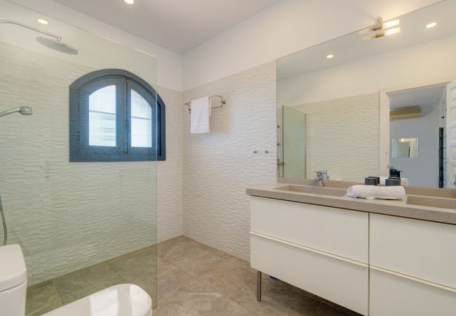 Villa in La Herradura - Lovely 6 bedroom traditional Spanish House with stunning views and private heated pool Villa in La Herradura - Lovely 6 bedroom traditional Spanish House with stunning views and private heated pool